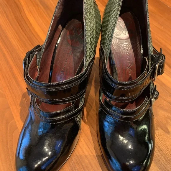 Modern Vintage shoe, Black patent and green snake, EUC, Sz 39, 4 in. heel, . - Picture 5 of 16